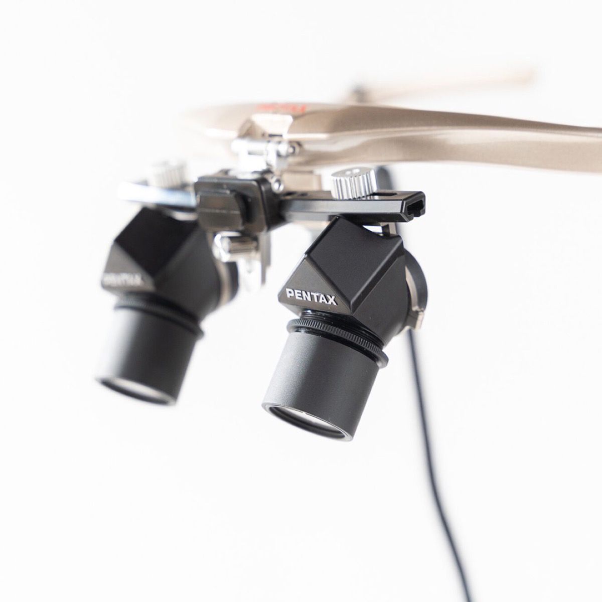 Adjusting the working distance on PENTAX Loupes